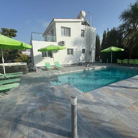 Villa Coralia Gardens 1Km From Coral Bay Beach Kültér fotó
