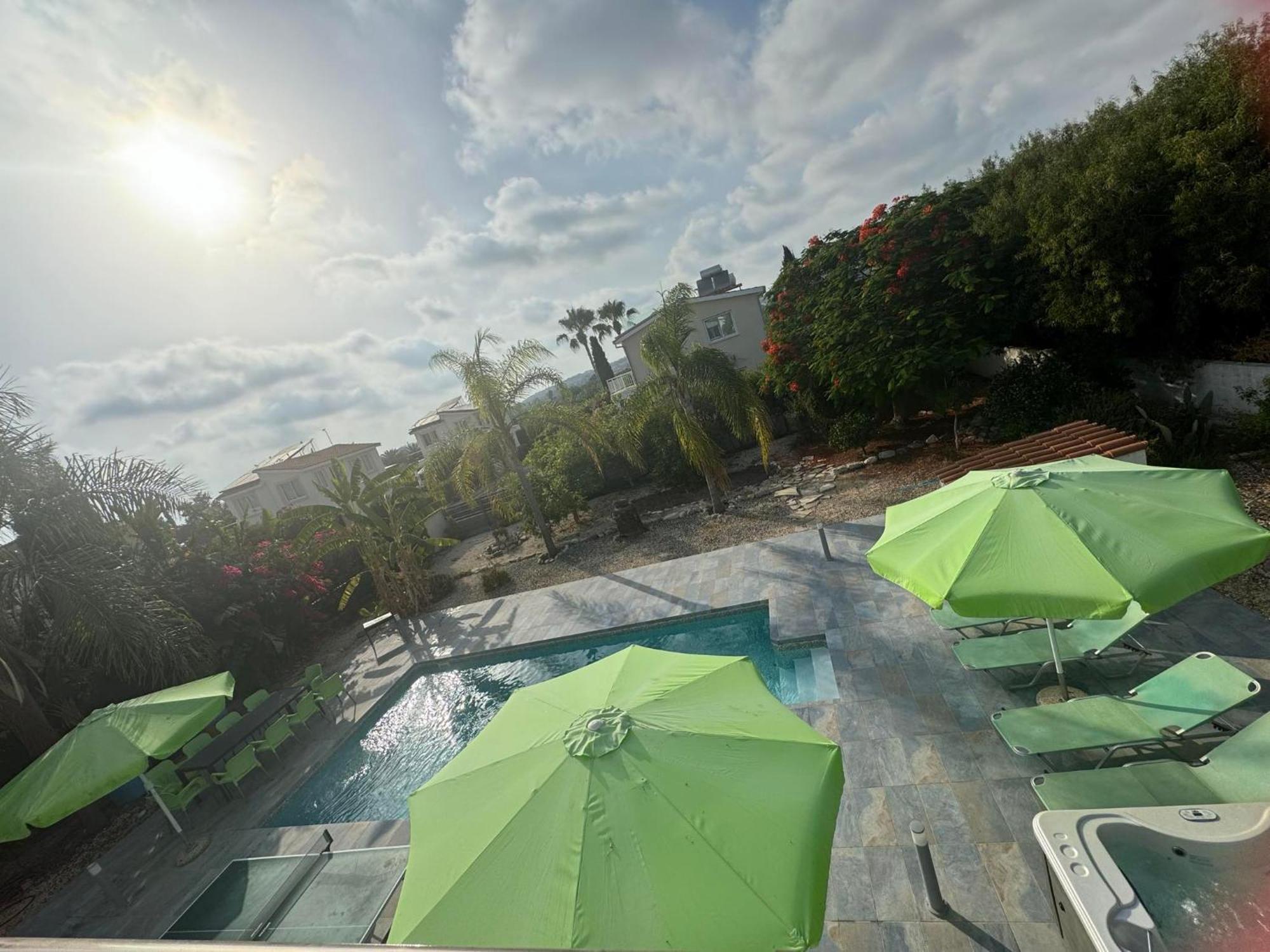 Villa Coralia Gardens 1Km From Coral Bay Beach Kültér fotó